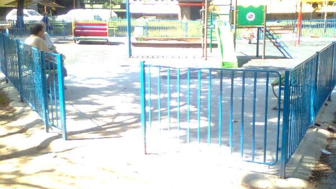 Вандали изкъртиха вратичките на детска площадка