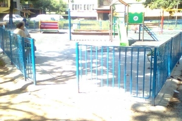 Вандали изкъртиха вратичките на детска площадка