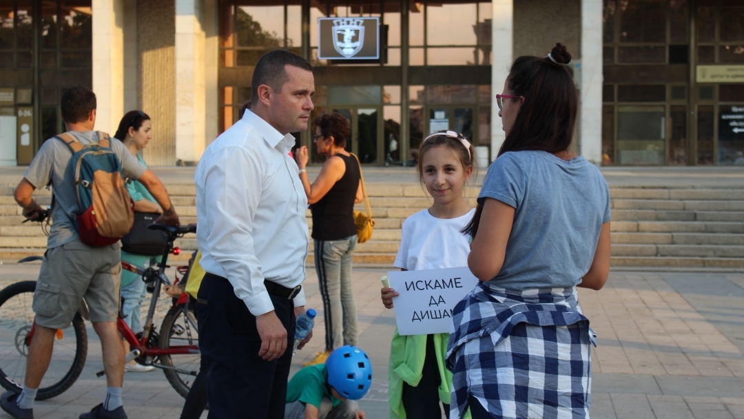 Кметът Пенчо Милков участва в протеста за чист въздух.  Община Русе поиска от отговорните институции съвместни проверки и анализ на заболяванията