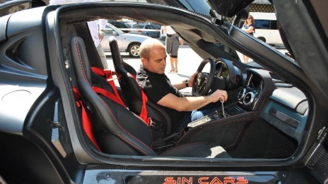 Кметът Пламен Стоилов изпробва новата SIN CARS на Росен Даскалов