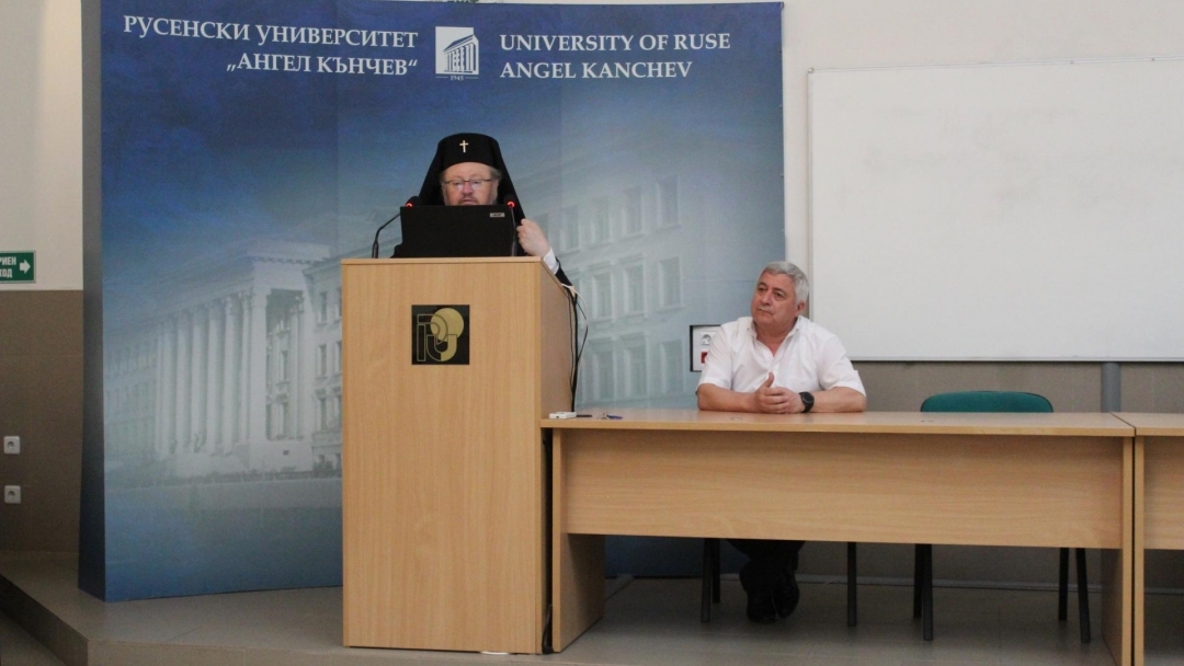 Кметът Пенчо Милков приветства учителите по религия на семинара „Йовков и християнските добродетели“