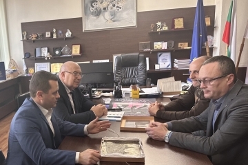 Културната организация „Движение на просветителите“ дари на Община Русе релеф на Доходното здание