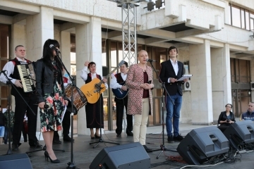 Великденско хоро се изви на площада в Русе