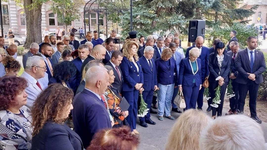 Президентът Илияна Йотова и кметът Пенчо Милков откриха в Русе бюст-паметник на княз Александър I