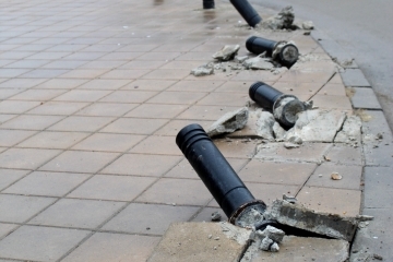 Антипаркинг колчета потрошени на площад 