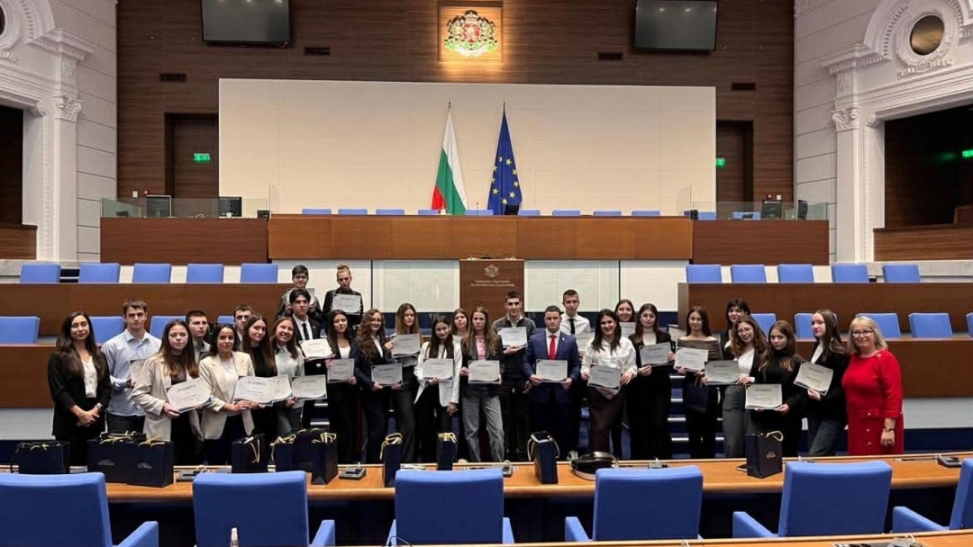 Младежи от Русе влязоха в ролята на депутати