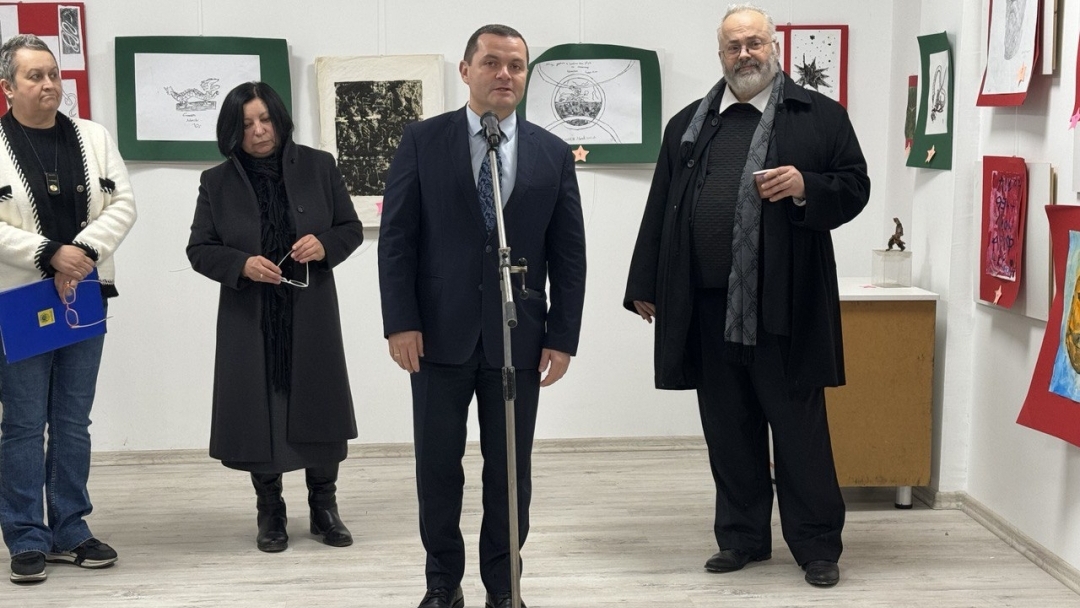 Кметът Пенчо Милков уважи Коледната изложба на школата по рисуване и дизайн към ОбДЦКИ