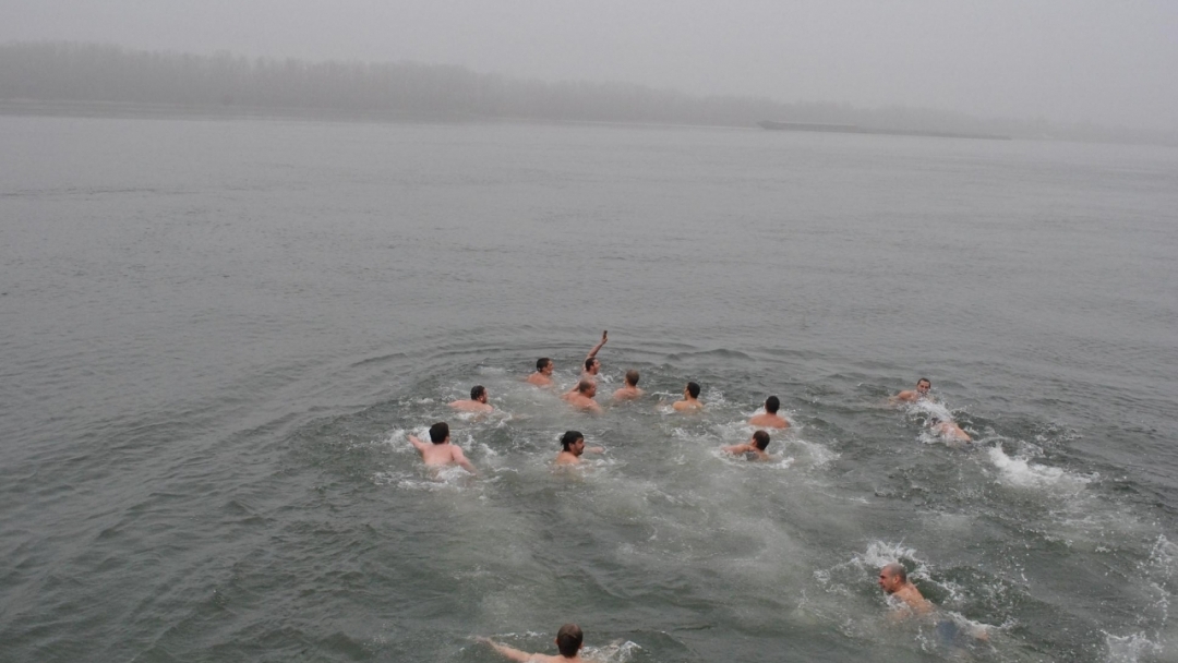 24-годишен русенец извади богоявленския кръст от Дунав