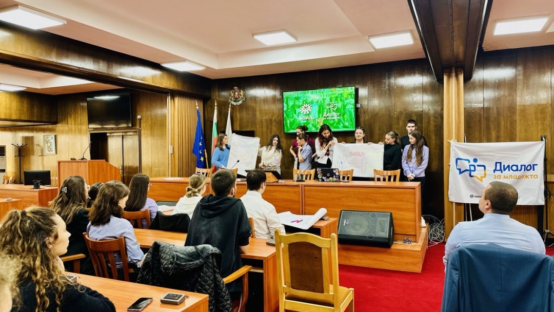 Представители на Националния младежки форум обсъдиха с Пенчо Милков идеи за развитие на града