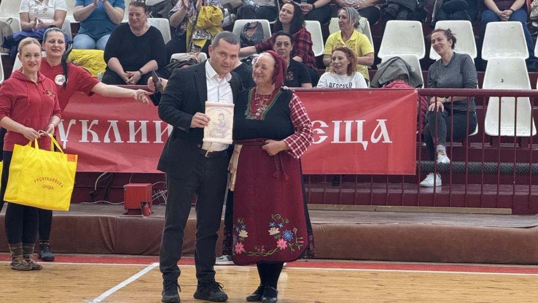 На фестивала “Русчуклийска среща” кметът Пенчо Милков връчи почетни плакети на участниците
