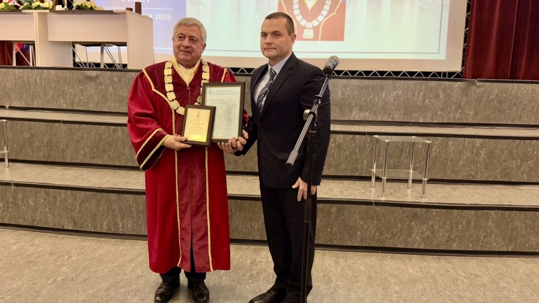 Пенчо Милков връчи почетен плакет на акад. Христо Белоев  за удостояването му със званието "Доктор хонорис кауза“ на Русенския университет  