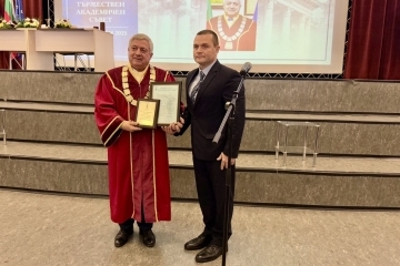 Пенчо Милков връчи почетен плакет на акад. Христо Белоев  за удостояването му със званието "Доктор хонорис кауза“ на Русенския университет  