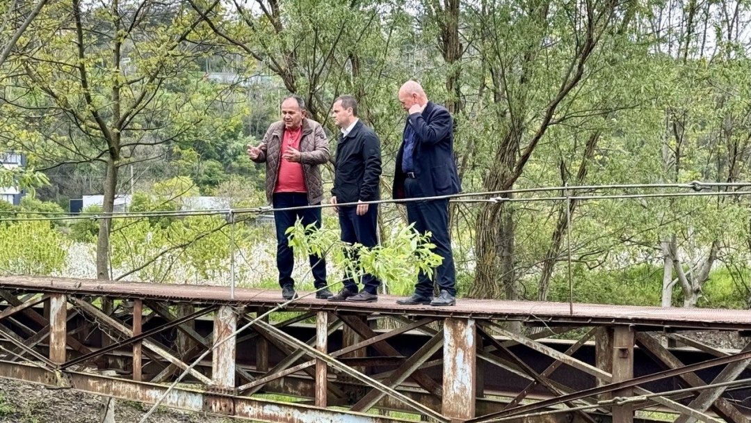 Кметът Пенчо Милков инспектира първия етап от почистването по поречието на Русенски Лом