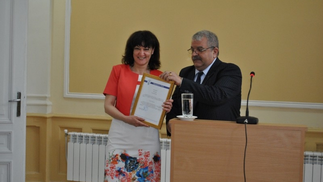 Плакет „Русе“ за Регионалната библиотека по повод 125-та й годишнина