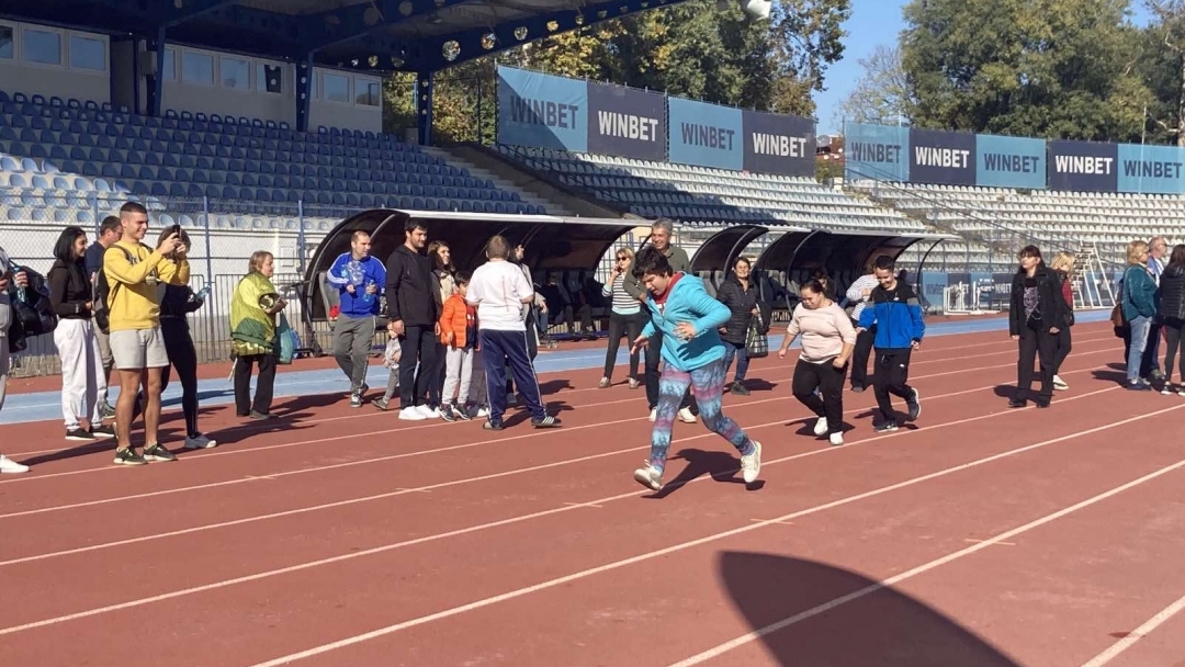 Деца със специални потребности участваха в състезание по лека атлетика