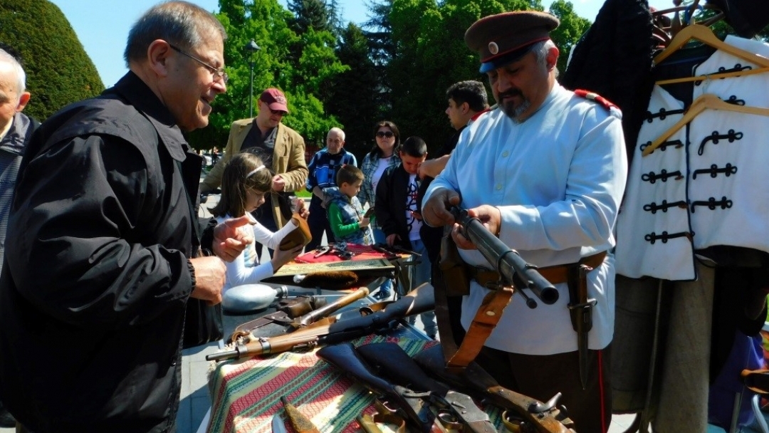Русенското дружество „Традиция“ отбелязва 25 години с мащабна изложба на оръжие и униформи тази събота