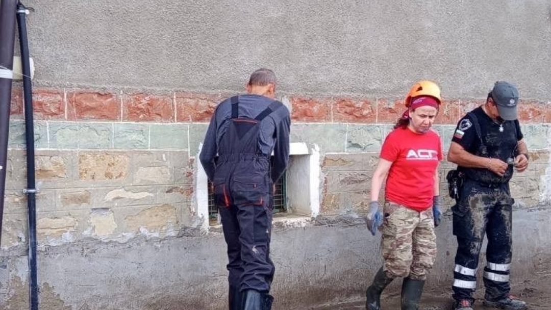 Екип от Доброволното формирование на Община Русе участва в спасителни дейности след наводненията в Габровско