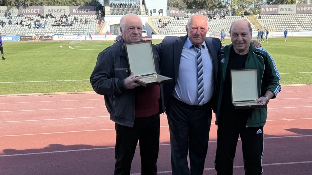 Mayor Pencho Milkov honored the legends of Ruse football who defeated the Roma team 50 years ago