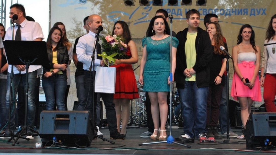 Кметът Пламен Стоилов връчи Награда за иновации на преподавател по информатика