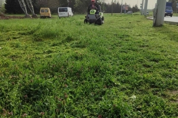 И през настоящата седмица продължават дейностите по косене на тревните площи в Русе