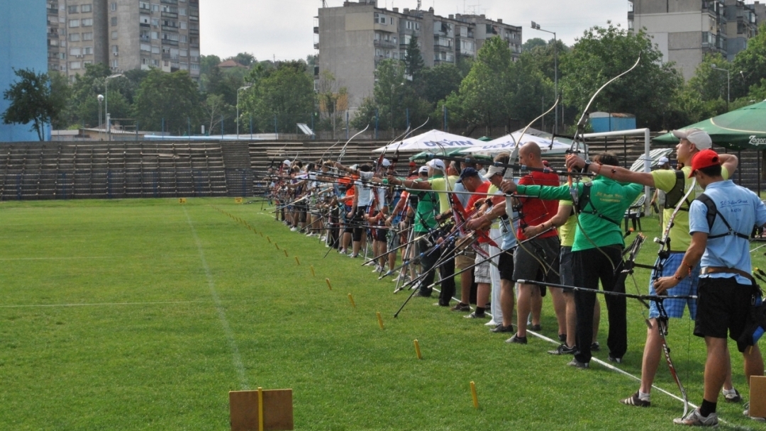 Близо 100 състезатели от три държави участват в международен турнир по стрелба с лък в Русе 