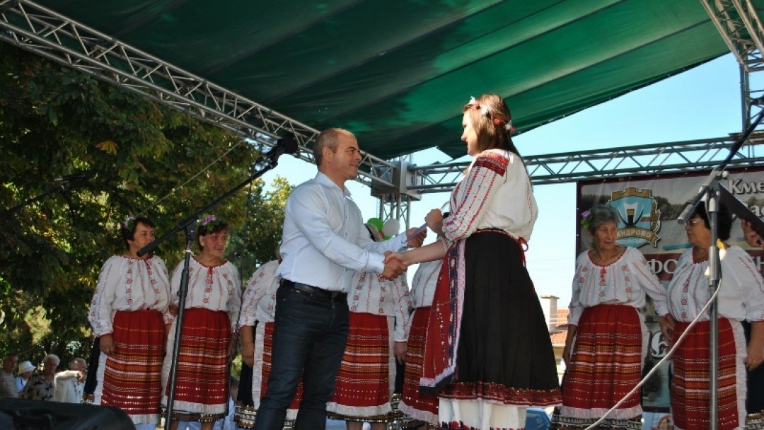 52 фолклорни състава от България и Румъния на „САНДРОВО ПЕЕ И ТАНЦУВА”