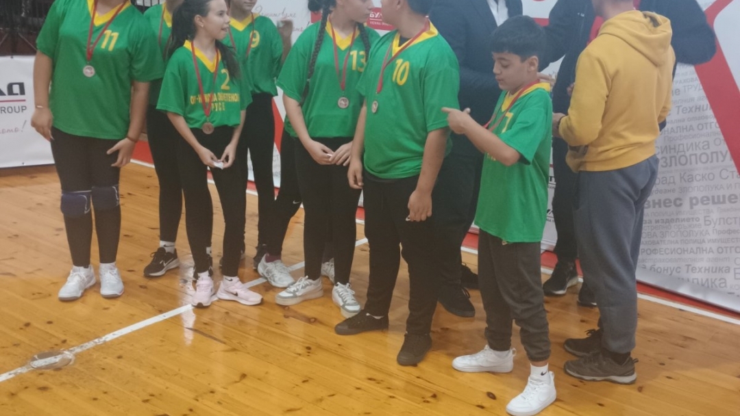 Волейболистите от СУЕЕ "Св. Константин-Кирил Философ" спечелиха купата на детския турнир „Малки великани"