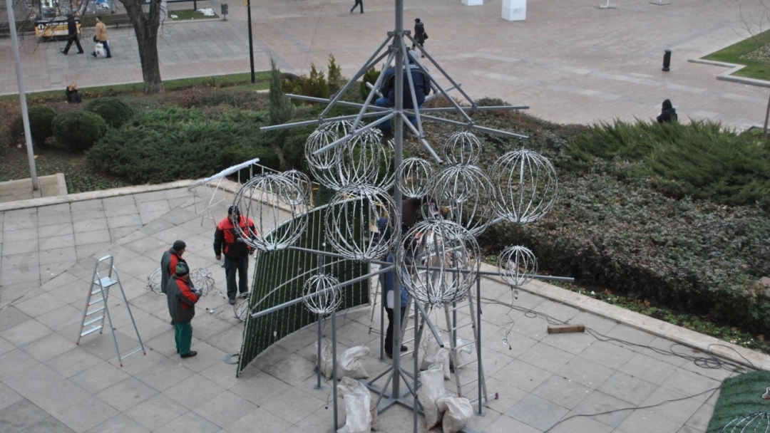 13 метрова led елха украси центъра на Русе 