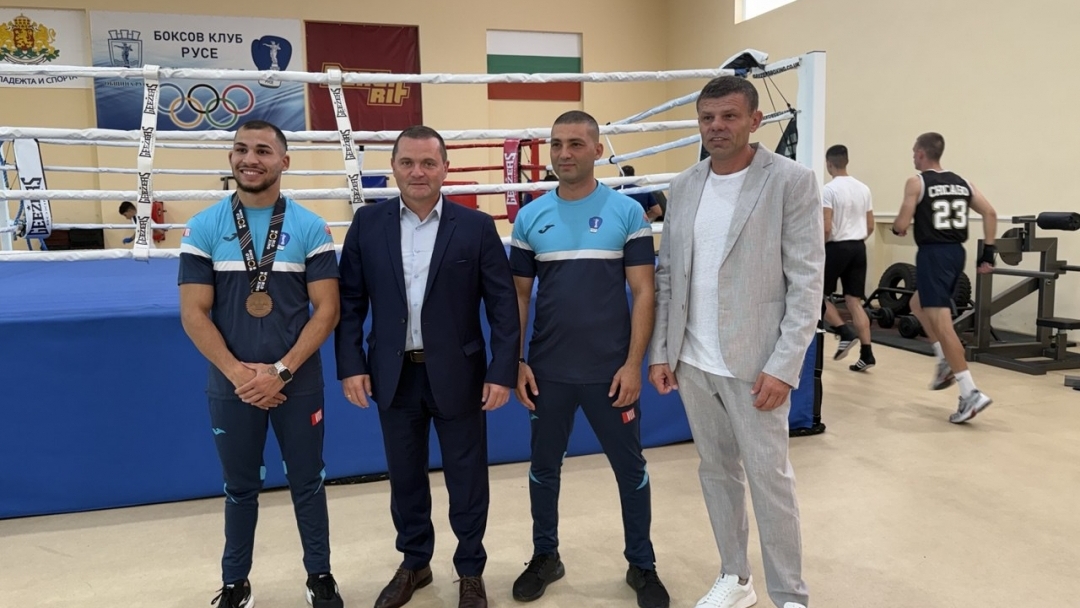 Mayor Pencho Milkov awarded the bronze medalist from the World Boxing Championships Radoslav Rosenov