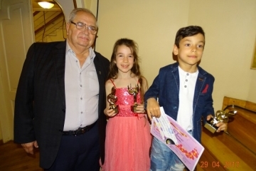 Двама изпълнители от вокално студио "Икономов" с награди от фестивал в Румъния