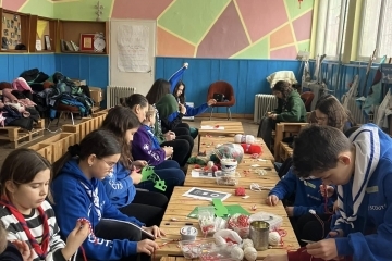 Близо 300 ръчно изработени мартенички подариха децата от Скаутски клуб „Приста скаут“ на Дома за стари хора „Възраждане“