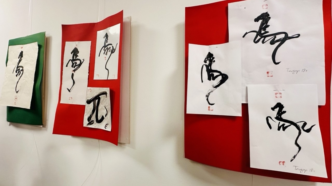 Калиграфия и детско творчество се срещнаха в изложбата „Годината на огнения кон“ в Русе