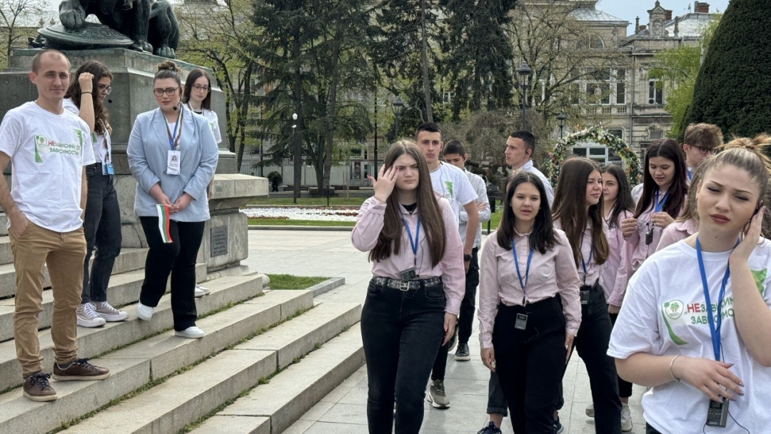  Зам.-кметът Златомира Стефанова се включи в пешеходен урок по туризъм из знаковите места на Русе