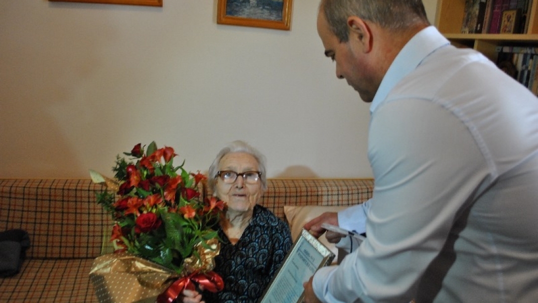 Кметът Пламен Стоилов поздрави 100-годишната баба Иванка