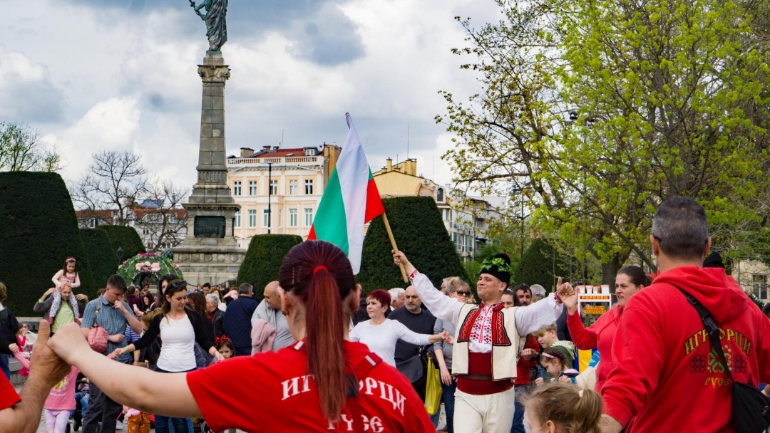 Стотици русенци се включиха в празничното "Великденско хоро"