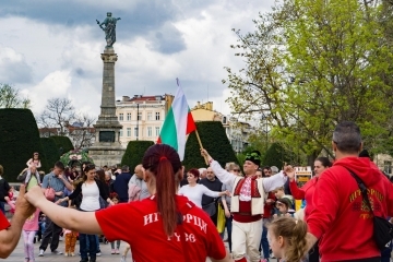 Hundreds of citizens of Ruse took part in the festive "Easter folk Dance"
