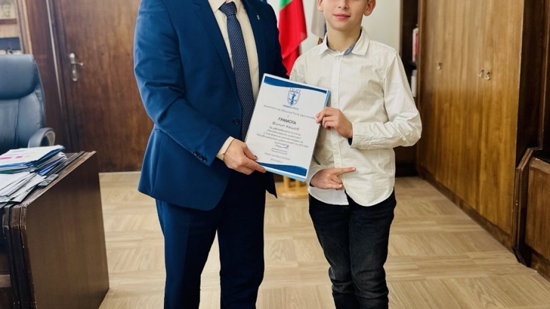 Кметът Пенчо Милков отличи младите състезатели по мотокрос Филип Кашов и Владиян Цветков