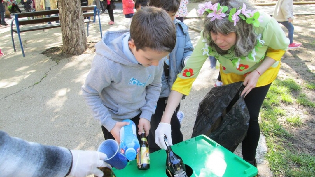 Урок за разделното събиране на отпадъците в ЦДГ „Червената шапчица”