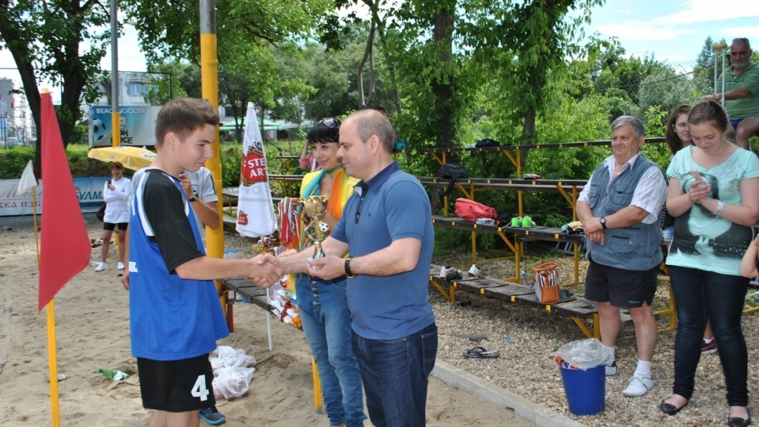 160 ученици мериха сили в турнир по плажен футбол и народна топка 