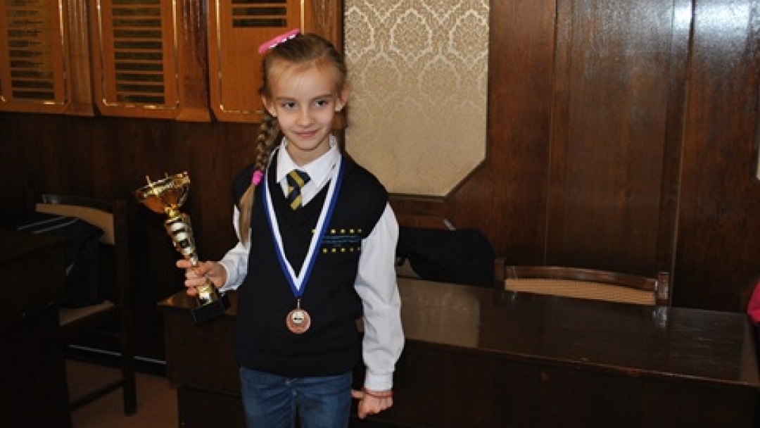 Знаме на Община Русе за 8-годишната шахматистка Диляна Иванова