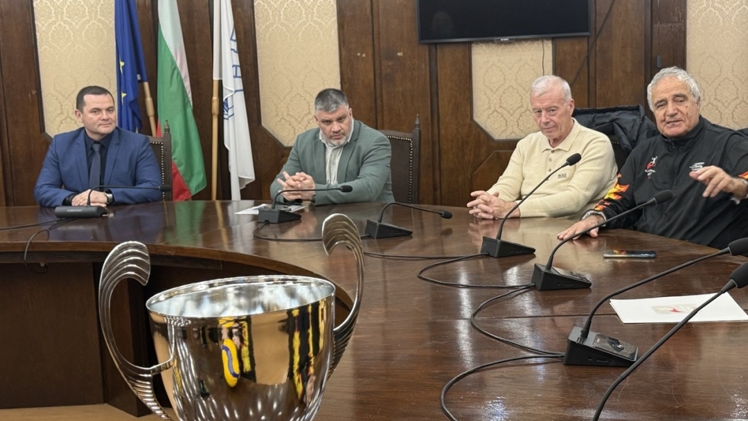 Кметът Пенчо Милков отличи волейболистките на ВК „Любо Ганев – Автосвят“ за спечелената Купа на България