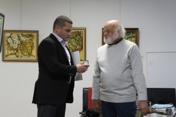 Художникът Хрисанд Хрисандов бе удостоен със златна значка за дългогодишния принос към културния и образователния живот в Русе