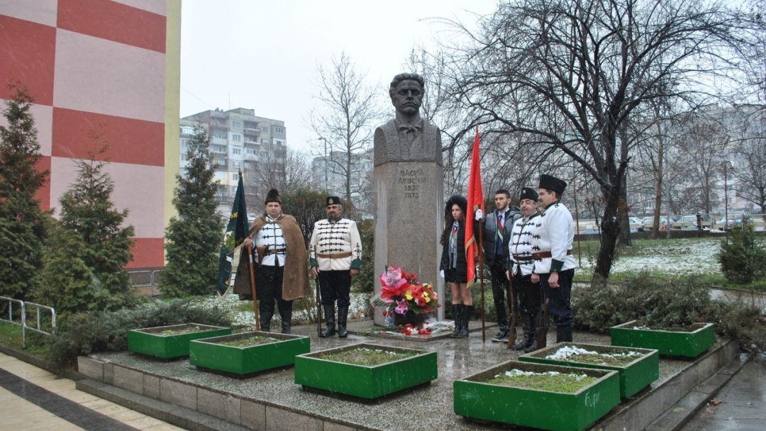 В СУ "Васил Левски" се състоя възпоменателна церемония за отбелязване 145 години от смъртта на Апостола