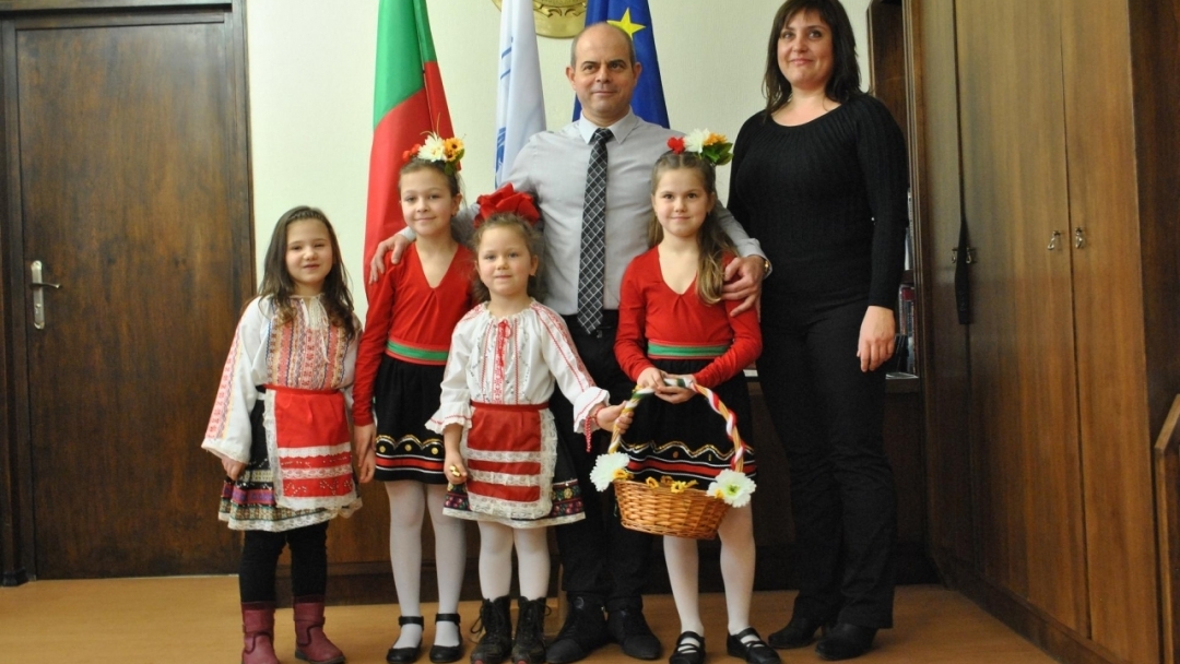 Деца и пенсионери закичиха с мартеници кметския екип и служители на Общината