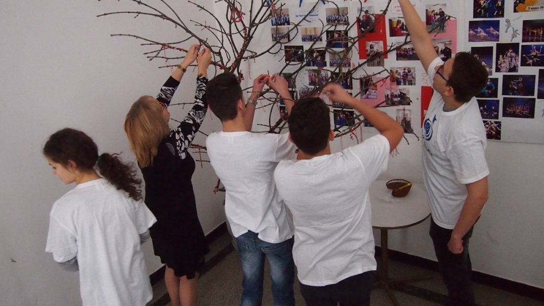 Младежи закичиха мартеници на "Дървото на любовта"