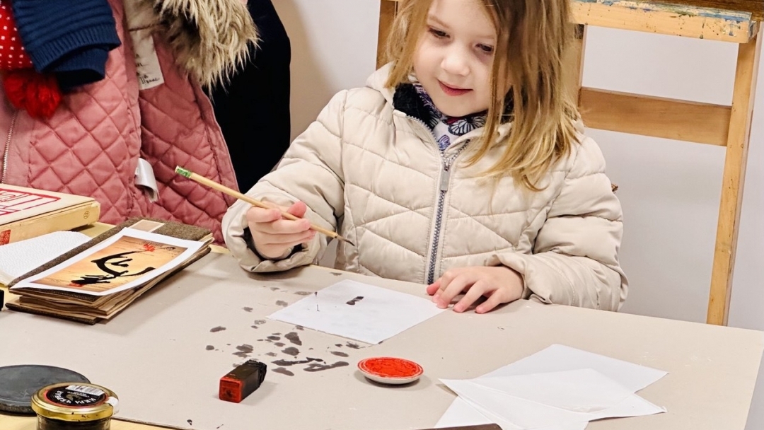 Калиграфия и детско творчество се срещнаха в изложбата „Годината на огнения кон“ в Русе