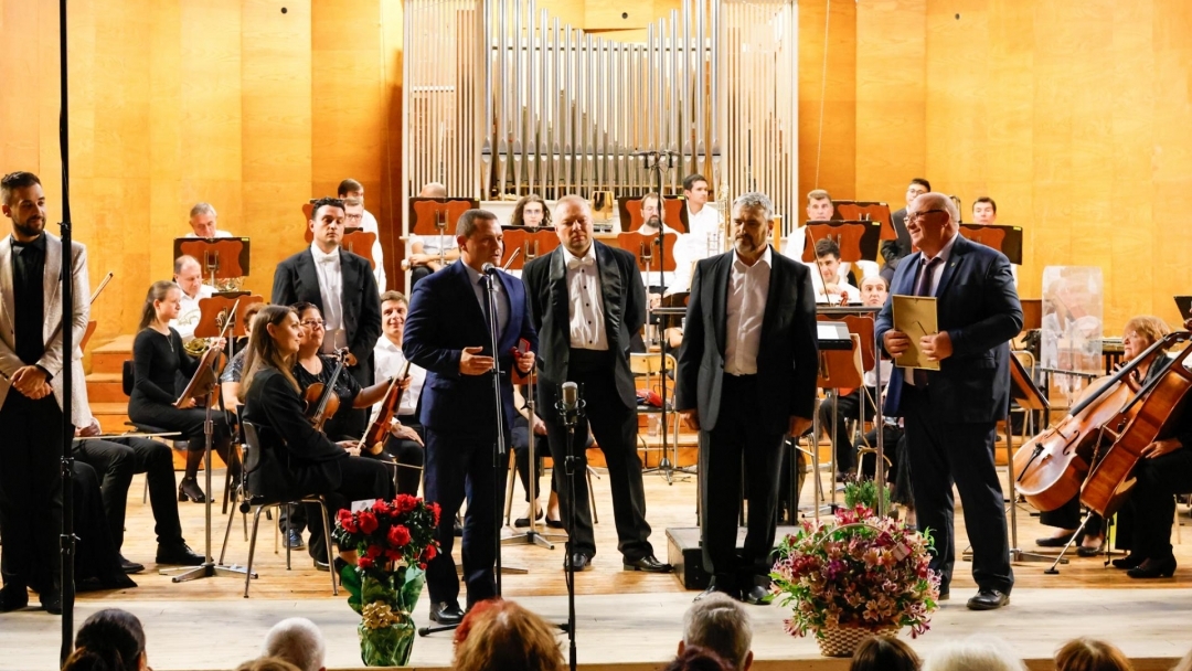 Кметът Пенчо Милков удостои оперния певец Стоян Стоянджов със златна значка за 40 години творческа дейност