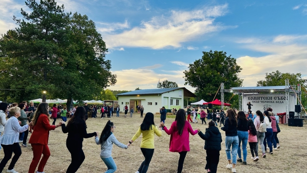 Деветият Комитски събор събра стотици родолюбци в село Червена вода