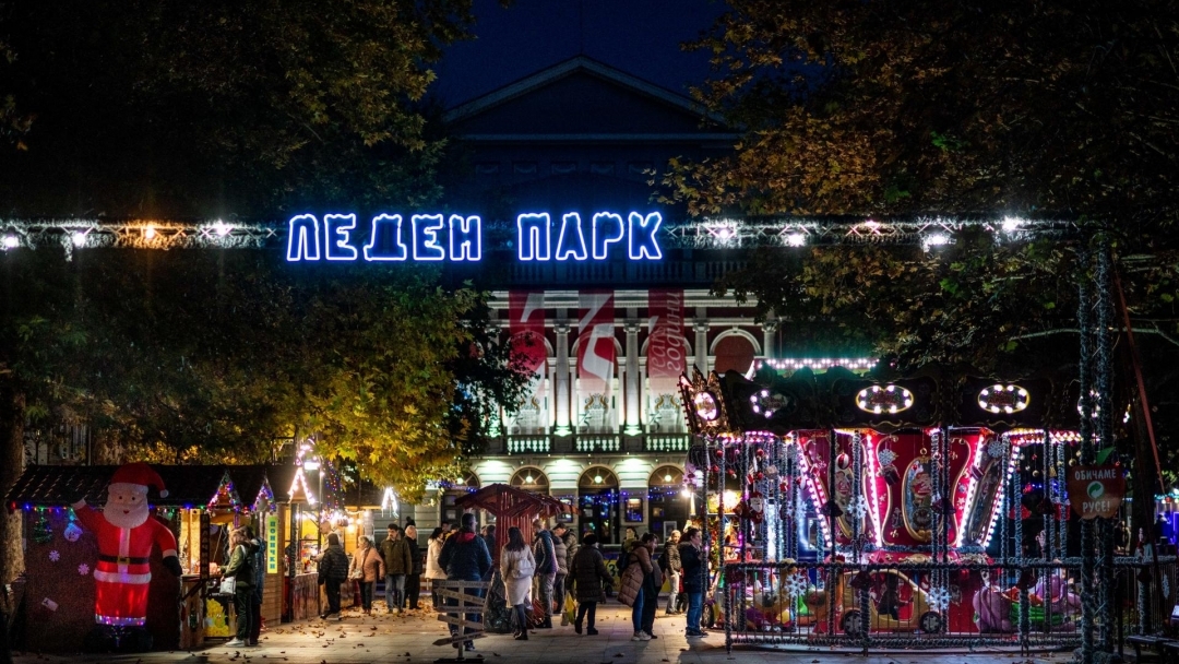 Леденият парк в Русе отваря утре с нови атракции, повече къщички и Виенско колело