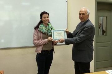 Студенти по социални дейности и социални работници усвояват основите на жестомимичния език